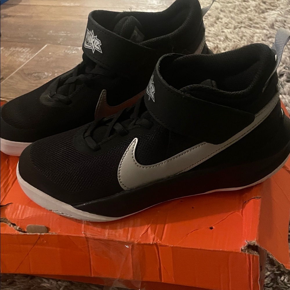 Nike Kids Black and Silver Sneakers Team Hustle size 3y